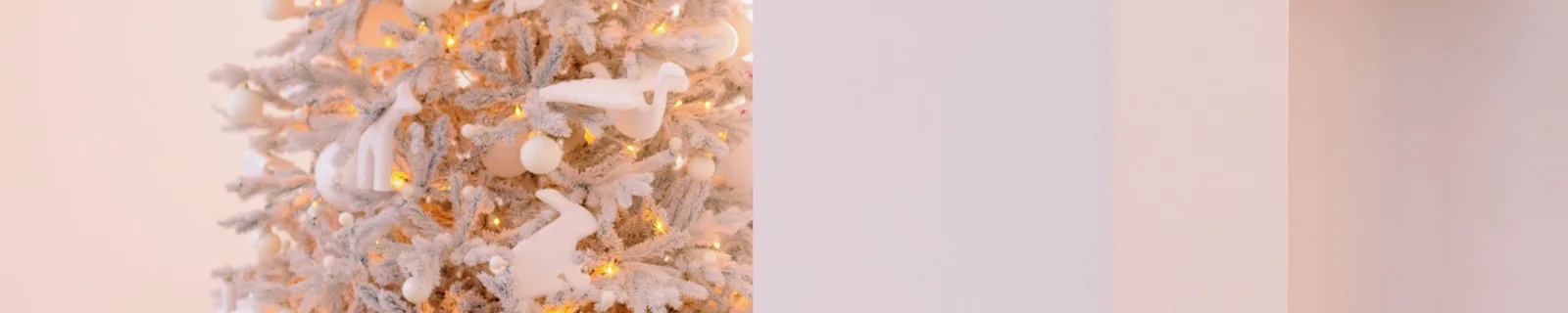 Heller Wohnraum mit dezent geschmücktem Weihnachtsbaum