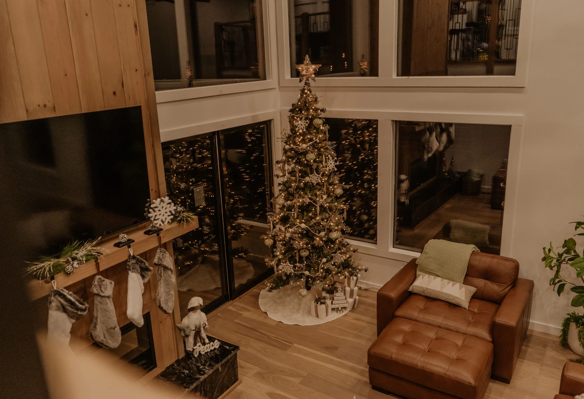 Heller Wohnraum mit Weihnachtsbaum und ruhiger Wohnatmosphäre