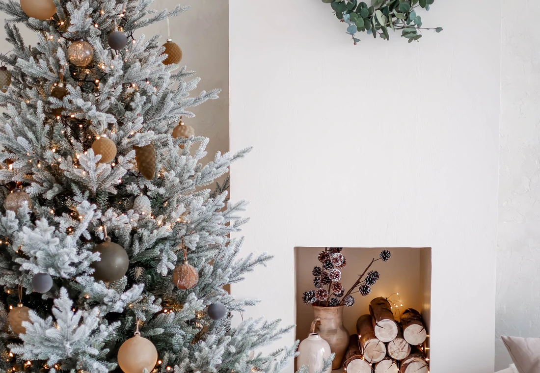 Wohnbereich mit dezent geschmücktem Weihnachtsbaum